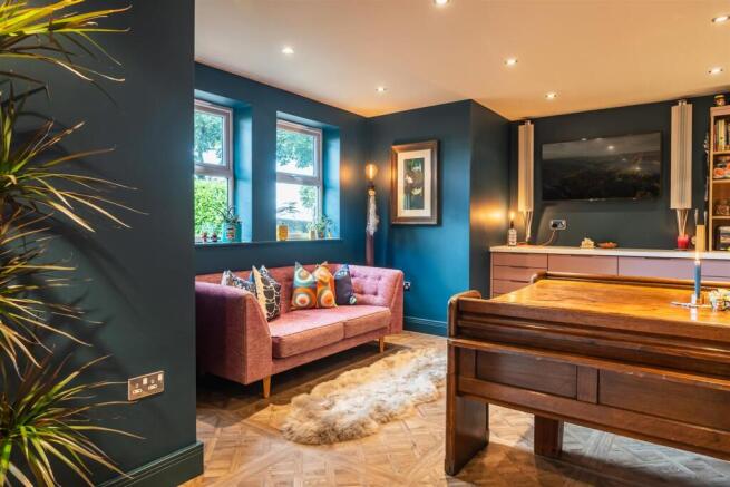 5 bed Detached for sale Image 7