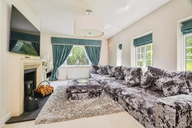 5 bed Detached for sale Image 4
