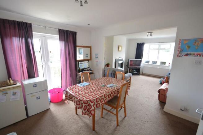 LOUNGE/DINING ROOM