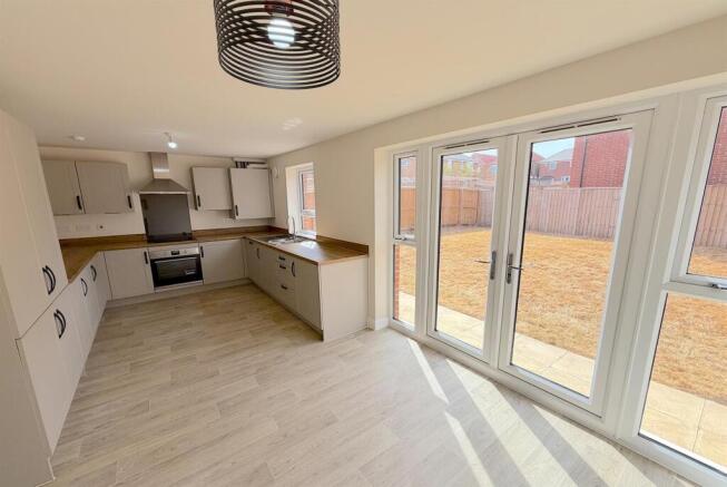 4 bed Detached to rent Image 5