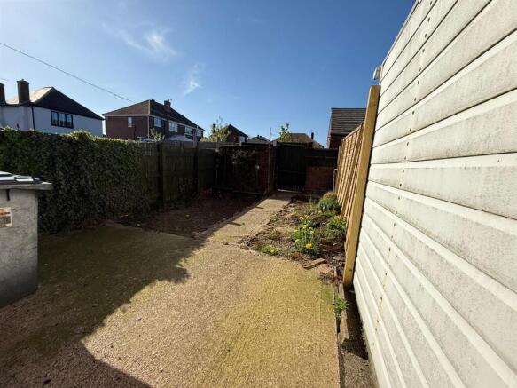 2 bed House to rent Image 10