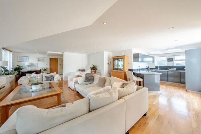 2 bed Flat for sale Image 5