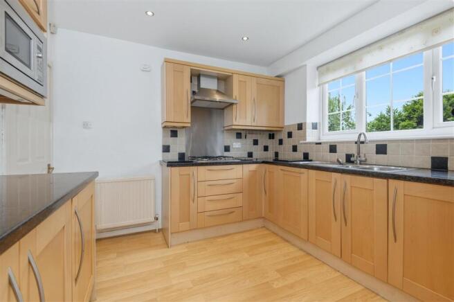 5 bed Detached for sale Image 10