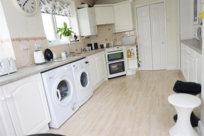 KITCHEN / BREAKFAST 