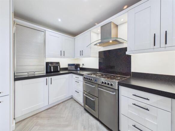 4 bed Detached for sale Image 7