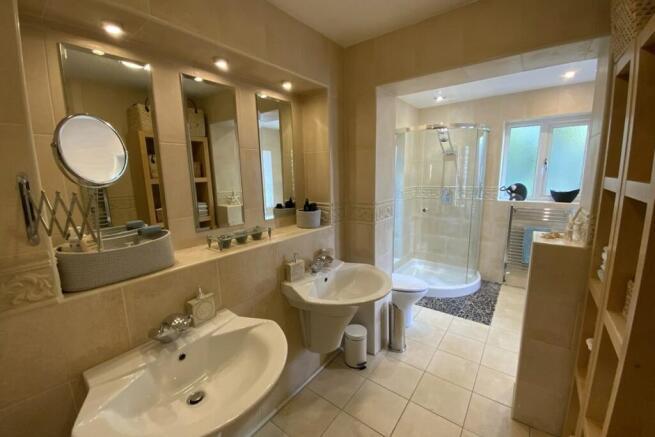 FAMILY BATHROOM