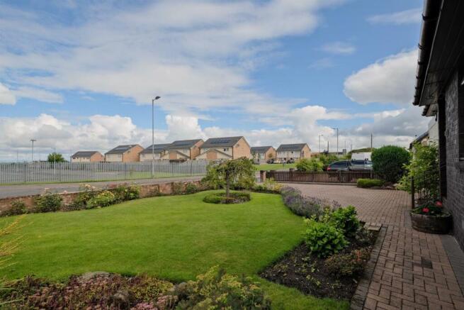 70 Belstane Rd, Carluke ML8 4BG-6.jpg