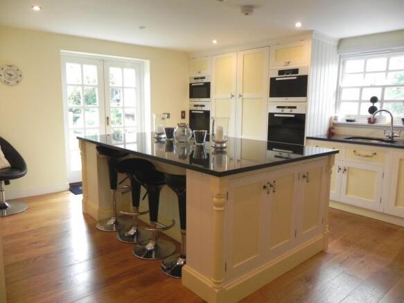 https://s3-eu-west-1.amazonaws.com/propertylab/allanmorris/property-images/standard/3742_Messuage House - Kitchen 2.JPG