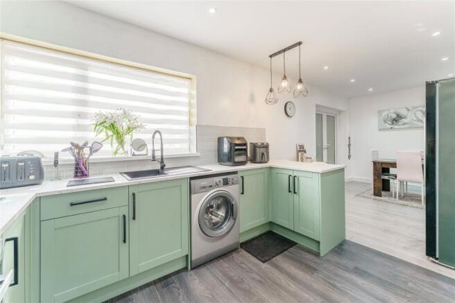 4 bed Bungalow for sale Image 7