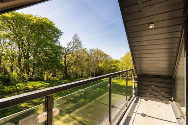 7 bed Detached for sale Image 5