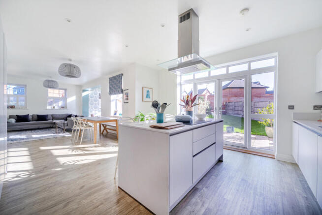 1370770-15-68fb5d...