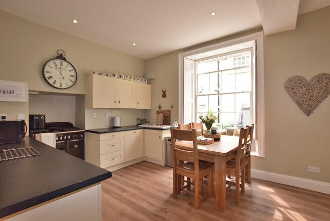 4 bed Semi-Detached for sale Image 9