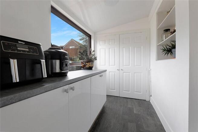 4 bed Bungalow for sale Image 6