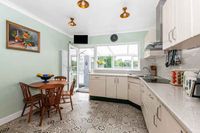 5 bed Detached for sale Image 8
