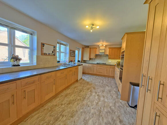 4 bed Detached for sale Image 4
