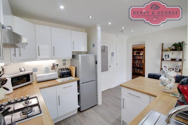 KITCHEN / BREAKFAST