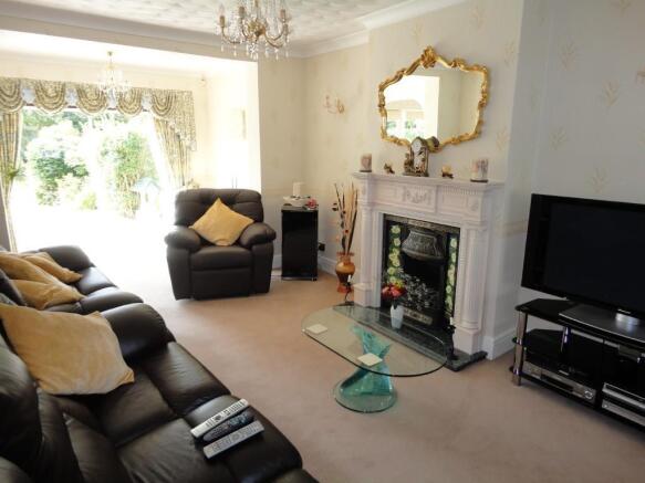 lounge/dining room