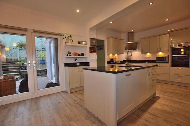 4 bed Semi-Detached for sale Image 11