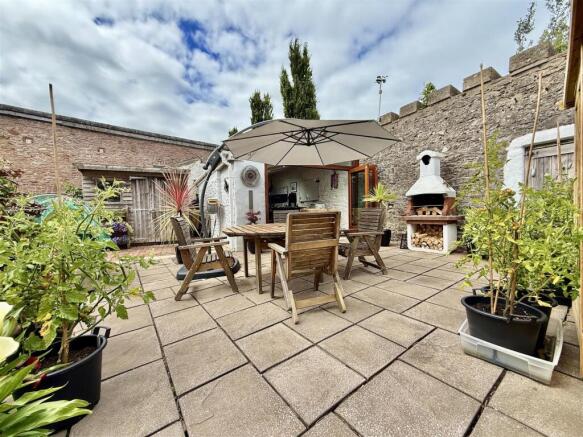Garden Dining Area.jpeg