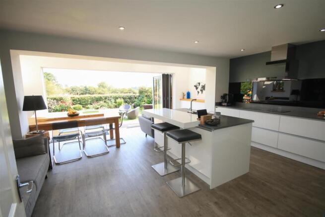 OPEN PLAN LIVING/ DINING KITCHEN