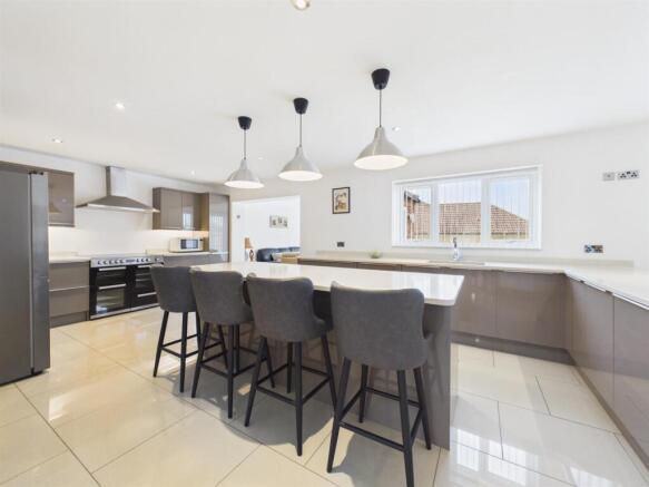 4 bed Detached for sale Image 8