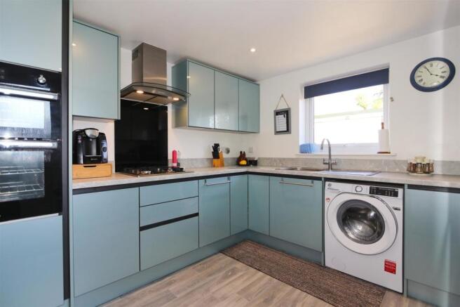 MODERN FITTED KITCHEN