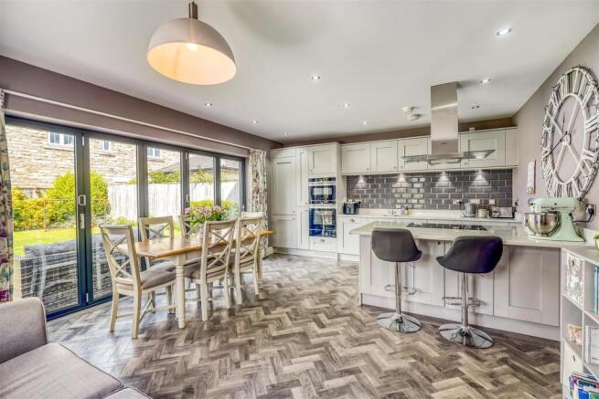 4 bed Detached for sale Image 9