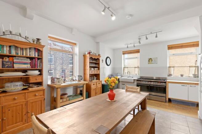 5 bed Detached for sale Image 7