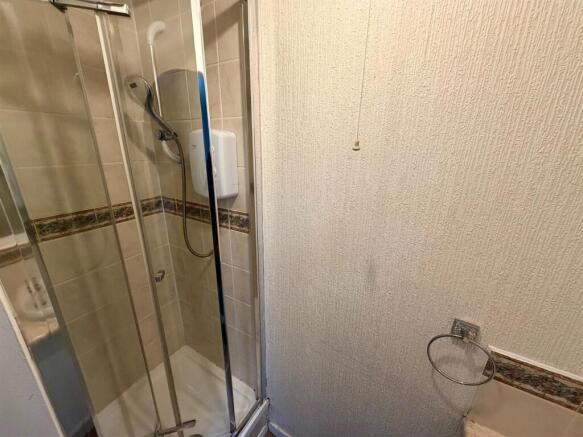 Teal Close ensuite.jpg
