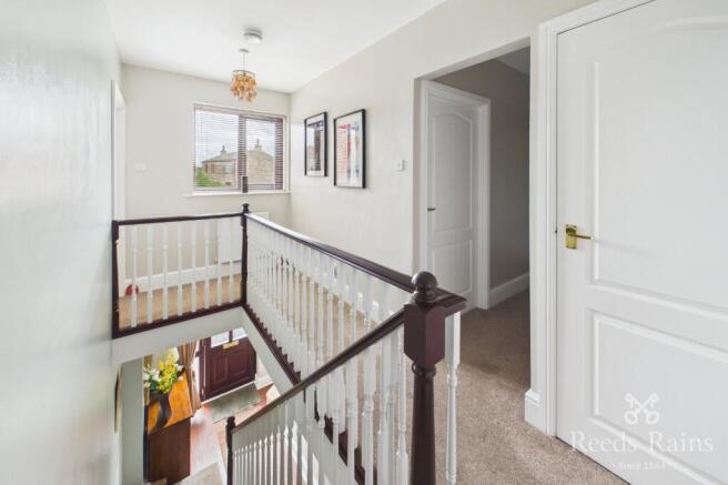 5 bed Detached for sale Image 8