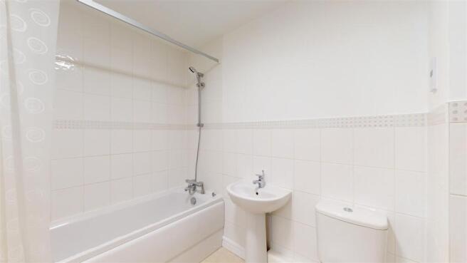 Priors Court 11 Bathroom.jpg