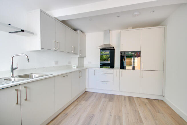 Itchen! No Forward Chain! Fully Refurbished! Sociable Kitchen! photo 4