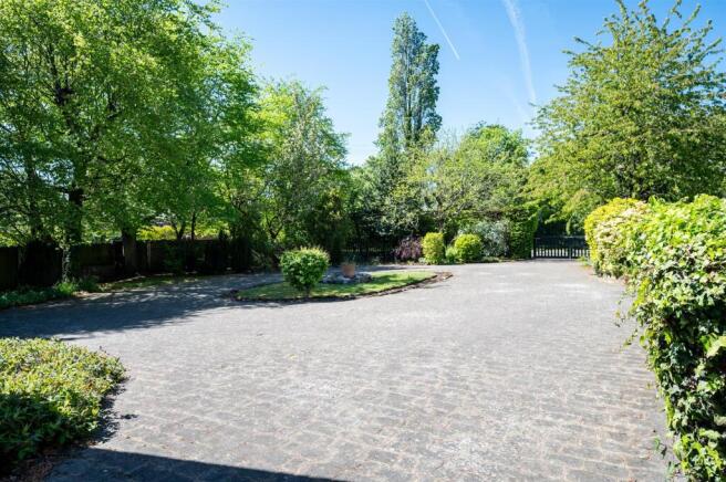 4 bed Detached for sale Image 3
