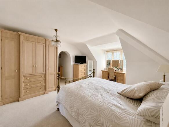 5 bed Detached for sale Image 8