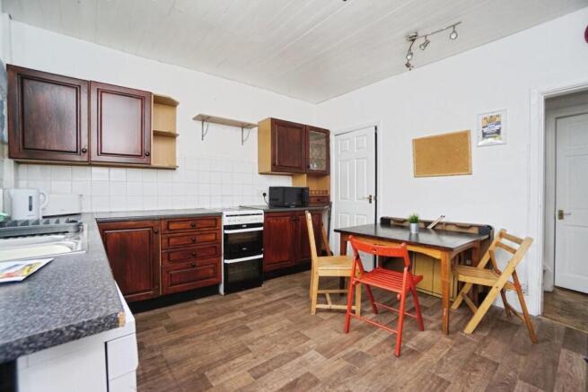3 bed Terraced to rent Image 5