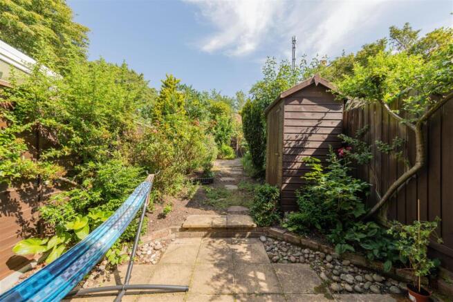 Grove End, E18