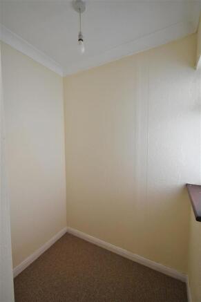 Walk-in Cupboard: