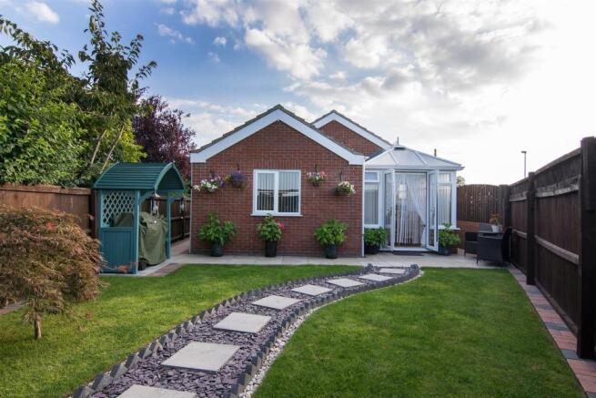 Enclosed side garden