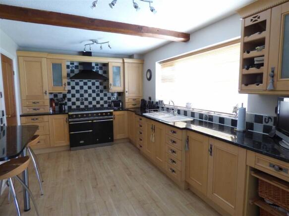 SPACIOUS KITCHEN