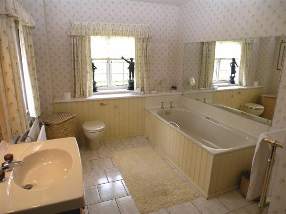FAMILY BATHROOM