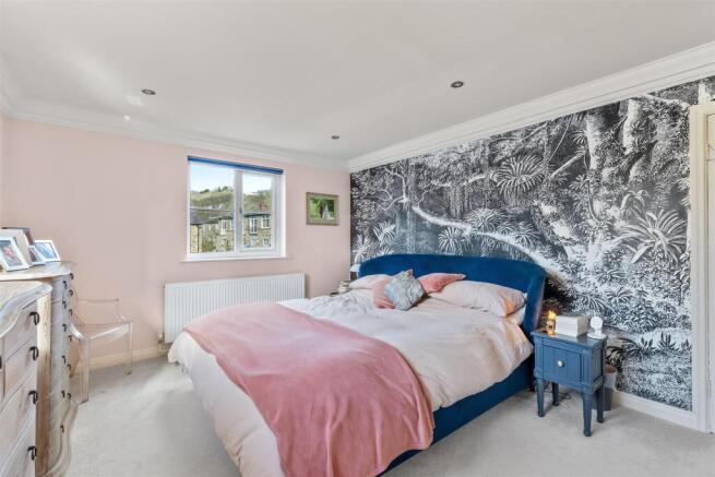 5 bed Semi-Detached for sale Image 10