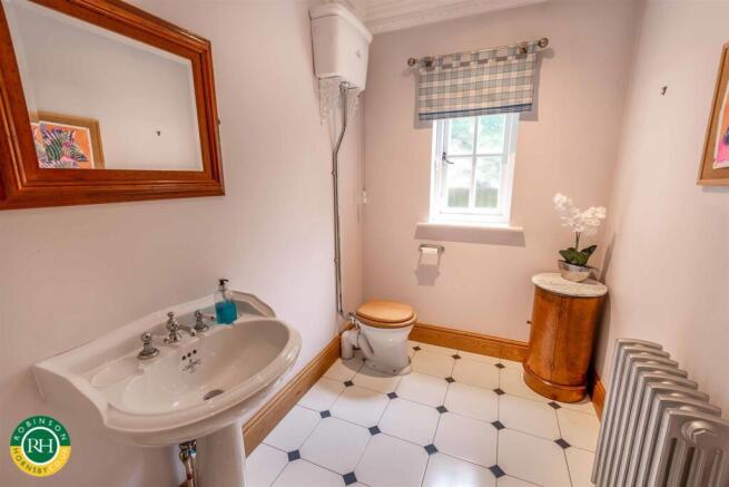 6 bed Detached for sale Image 7