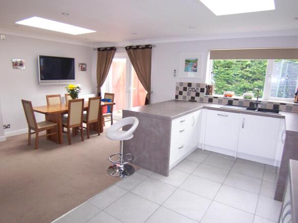 KITCHEN/BREAKFAST RM