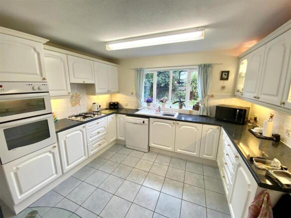 KITCHEN/BREAKFAST ROOM