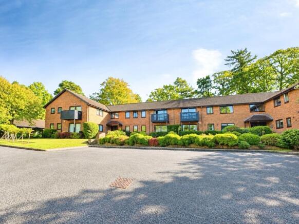 2-bed flat on Collingwood Rise, Camberley, Surrey, GU15, £300,000