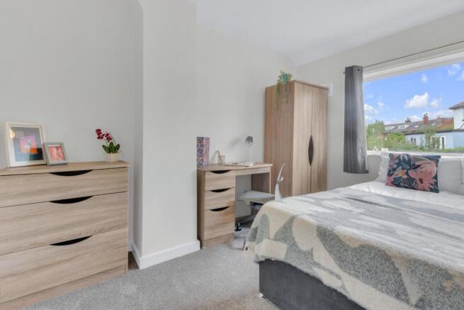 4 bed House to rent Image 5