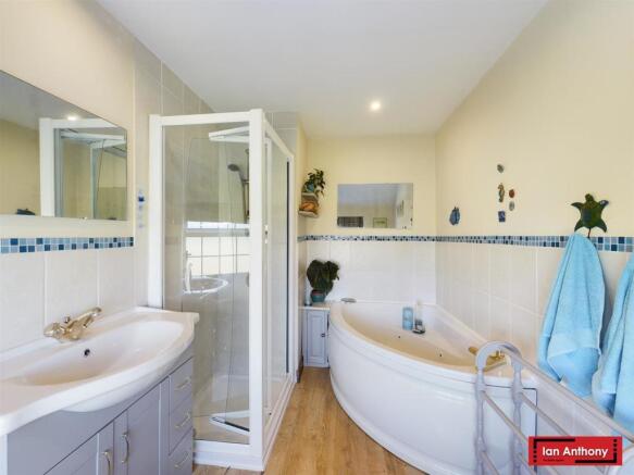 MASTER EN-SUITE