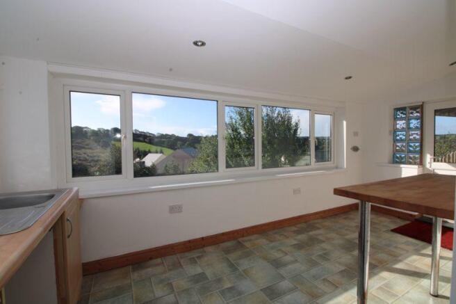 Rear sun room/...