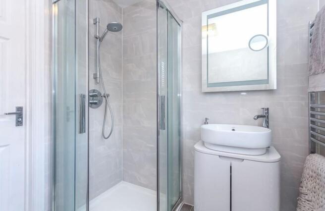 Ensuite to Bedroo...