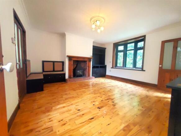 2 bed Terraced to rent Image 2